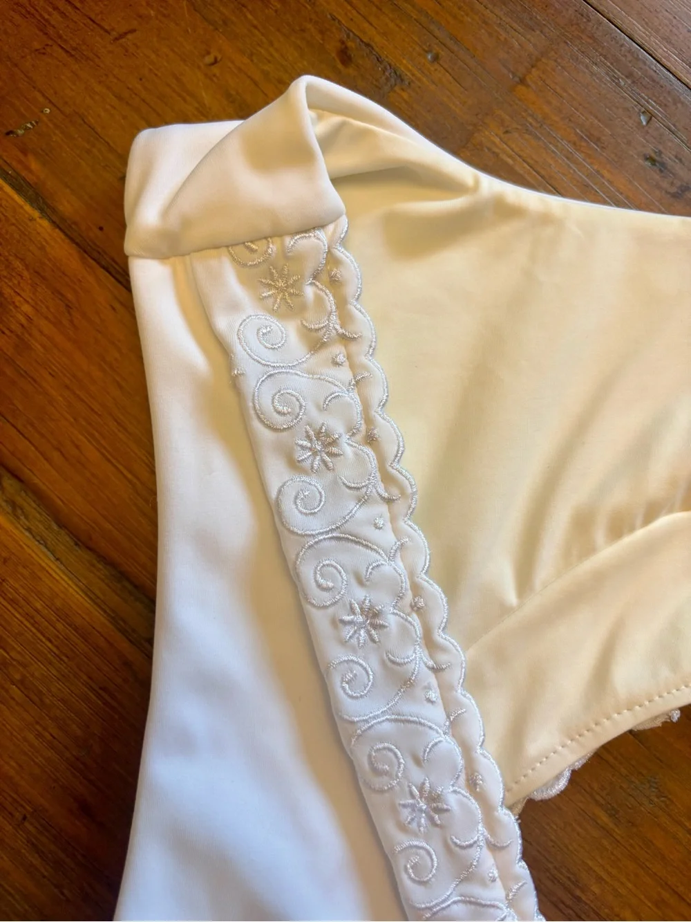 NWOT Frankie’s bikinis white embroidered swim top